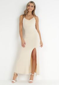 Born2be - Jasnobeżowa Sukienka Zaincoze. Typ kołnierza: dekolt w serek. Kolor: beżowy. Materiał: dzianina. Długość rękawa: na ramiączkach. Wzór: jednolity. Długość: maxi #2