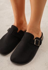 Renee - Czarne Klapki Chodaki Ozdobione Paskiem z Klamrą Ploraria. Okazja: na co dzień. Kolor: czarny. Materiał: jeans. Wzór: aplikacja. Styl: retro, casual #4