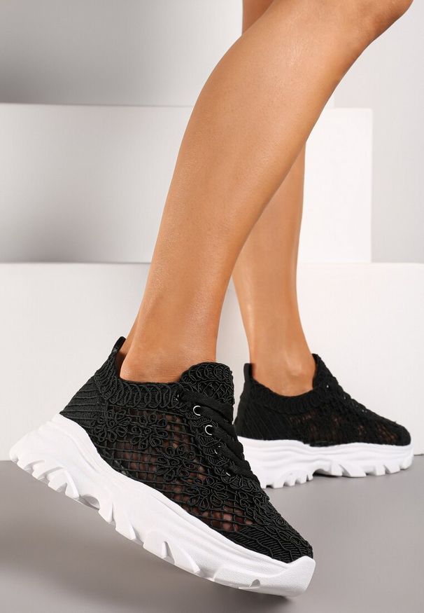 Renee - Czarne Ażurowe Sneakersy na Niskiej Platformie przed Kostkę Timane. Okazja: na co dzień. Wysokość cholewki: przed kostkę. Nosek buta: okrągły. Kolor: czarny. Materiał: jeans, materiał. Wzór: ażurowy. Obcas: na platformie