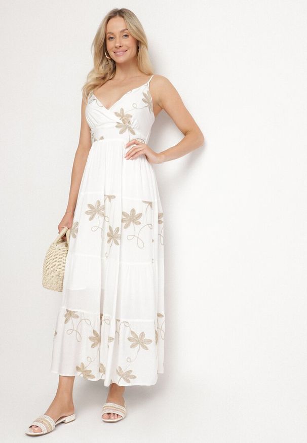 Born2be - Biała Sukienka Wiskozowa na Ramiączkach Ozdobiona Haftem Telanelis. Typ kołnierza: dekolt w kształcie V. Kolor: biały. Materiał: wiskoza. Długość rękawa: na ramiączkach. Wzór: aplikacja, haft