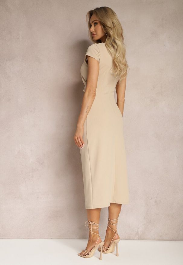 Renee - Beżowa Midi Sukienka z Kwadratowym Dekoltem Linerana. Okazja: na spotkanie biznesowe. Typ kołnierza: dekolt kwadratowy. Kolor: beżowy. Styl: elegancki, biznesowy. Długość: midi