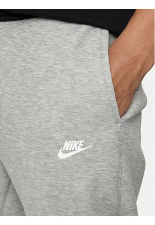 Nike Spodnie dresowe FB8002 Szary Slim Fit. Kolor: szary. Materiał: syntetyk, bawełna