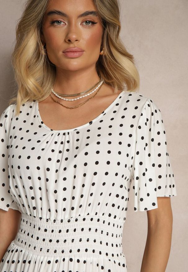 Renee - Biała Bawełniana Sukienka o Rozkloszowanym Fasonie w Kropki Tolimirae. Okazja: na co dzień. Kolor: biały. Materiał: bawełna. Długość rękawa: krótki rękaw. Wzór: kropki. Sezon: lato. Typ sukienki: rozkloszowane. Styl: casual