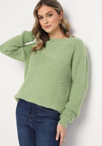 Born2be - Jasnozielony Klasyczny Sweter z Puchatego Materiału Oversize Miarra. Kolor: zielony. Materiał: materiał. Styl: klasyczny #4