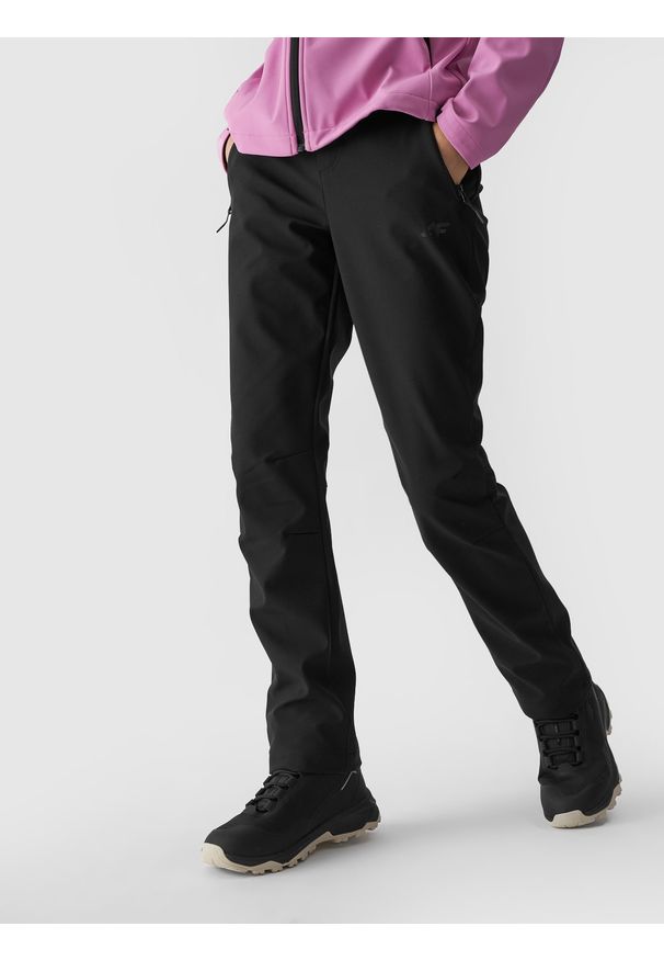4f - 4F Spodnie trekkingowe softshellowe membrana 5000 damskie - czarne L. Kolor: czarny. Materiał: dzianina, softshell, materiał, tkanina, hardshell. Sport: turystyka piesza, outdoor, wspinaczka
