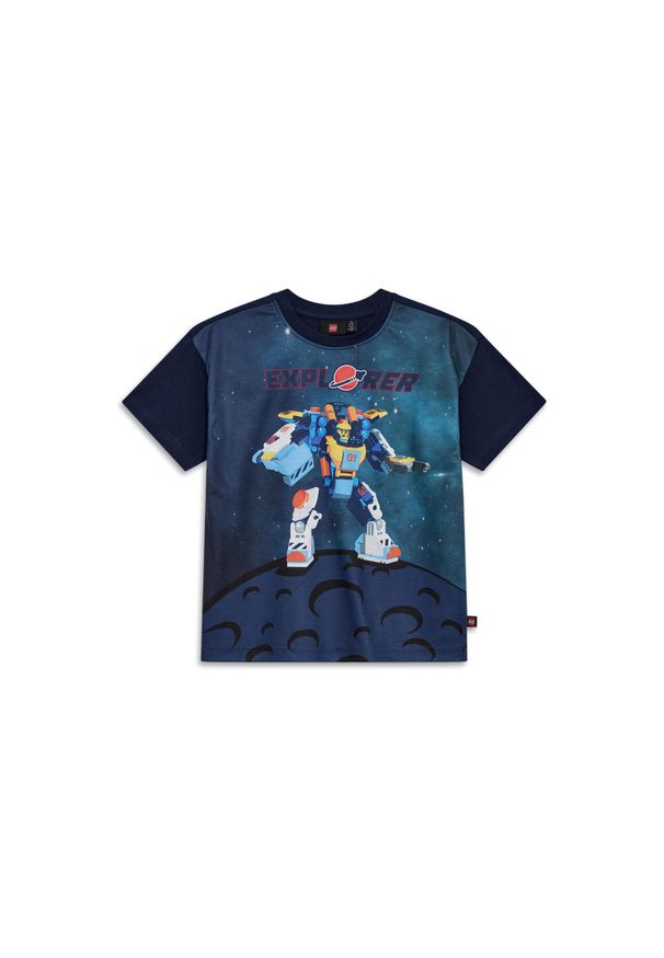 Koszulka dziecięca LEGO Space Taffy 100, granatowa z kosmicznym nadrukiem.. Kolor: niebieski. Materiał: poliester, bawełna. Długość rękawa: krótki rękaw. Długość: krótkie. Wzór: nadruk. Sezon: lato