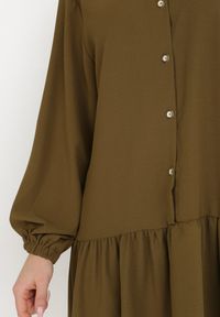 Born2be - Ciemnozielona Sukienka Amarheis. Typ kołnierza: kołnierzyk stójkowy. Kolor: zielony #6