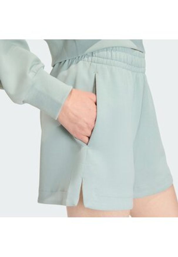 Adidas - adidas Szorty sportowe Soft Lux KA6996 Zielony Loose Fit. Kolor: zielony. Materiał: syntetyk