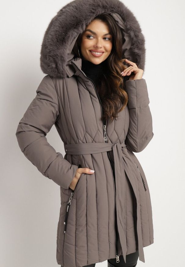 Born2be - Ciemnoszara Kurtka z Pionowymi Pikowanymi Przeszyciami i Kapturem z Futrem Wiązana w Pasie Leoriya. Okazja: na co dzień. Kolor: szary. Materiał: futro. Styl: casual