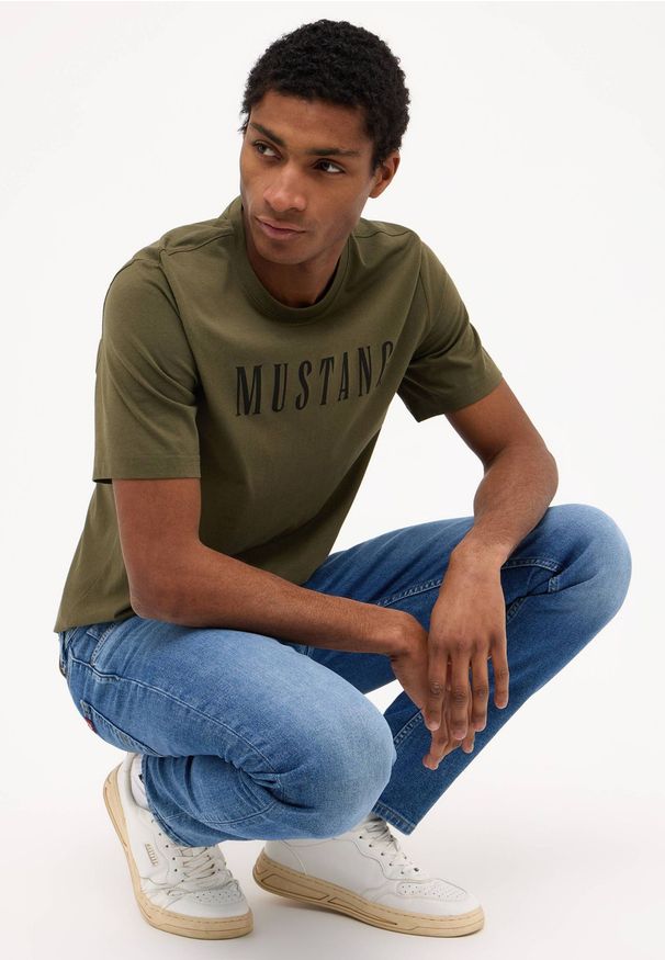 Mustang - Męski T-shirt Koszulka MUSTANG Style Austin Sea Turtle 1014695 6529. Okazja: na co dzień. Kolekcja: plus size. Materiał: bawełna, jeans. Wzór: aplikacja. Styl: klasyczny, casual, elegancki