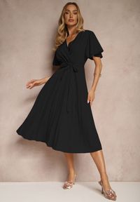 Renee - Czarna Sukienka Wiązana w Talii z Plisowaniem na Dole Dorseki. Kolor: czarny. Materiał: materiał, tkanina. Styl: elegancki