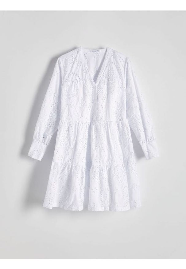 Reserved - Ażurowa sukienka mini - biały. Kolor: biały. Materiał: tkanina, bawełna. Wzór: ażurowy. Długość: mini
