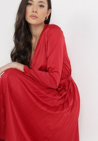 Born2be - Bordowa Sukienka Thessothoe. Kolor: czerwony. Materiał: satyna, materiał. Długość rękawa: długi rękaw. Typ sukienki: kopertowe. Długość: midi #7