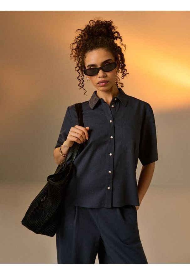 Sinsay - Wiskozowa koszula z krótkim rękawem z domieszką lnu - niebieski. Kolor: niebieski. Materiał: wiskoza, len. Długość rękawa: krótki rękaw. Długość: krótkie