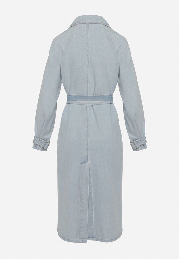 Born2be - Niebieski Jeansowy Płaszcz za Kolano z Paskiem ze Sprzączką Sumiorre. Okazja: na co dzień. Kolor: niebieski. Materiał: jeans. Długość rękawa: długi rękaw. Długość: długie. Styl: klasyczny, elegancki, wizytowy, casual