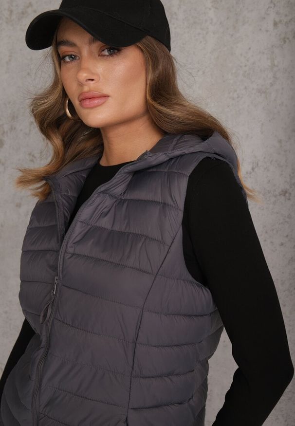 Renee - Szara Przejściowa Kamizelka z Pikowaniem i Kapturem Neatwenna. Okazja: na co dzień. Typ kołnierza: kaptur. Kolor: szary. Materiał: jeans. Styl: elegancki, sportowy, casual
