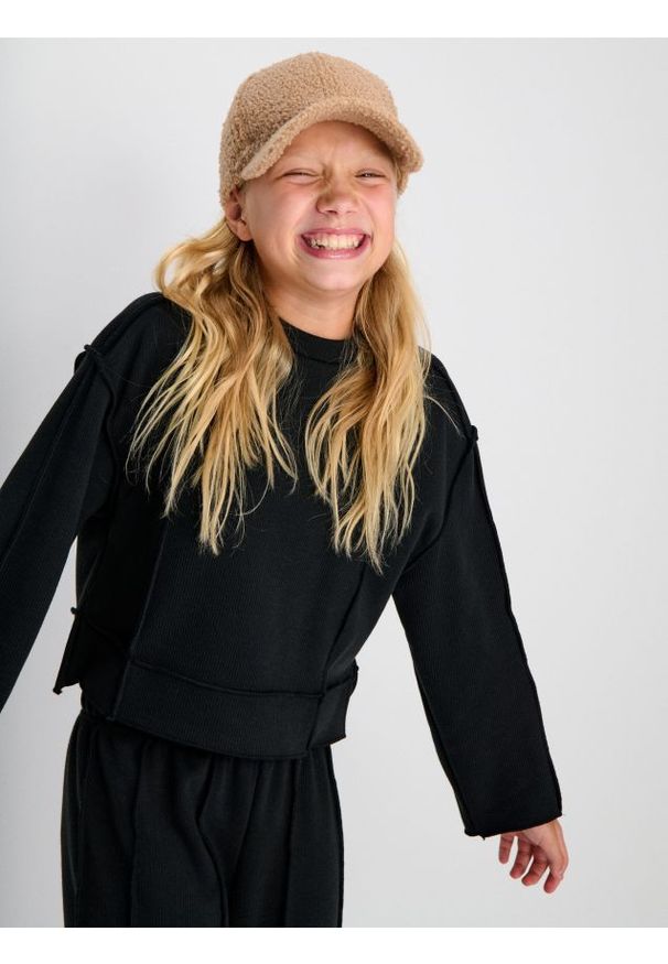 Sinsay - Prążkowana bluza crewneck z polarem wewnątrz - czarny. Kolor: czarny. Materiał: polar, prążkowany