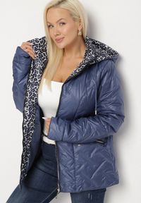 Born2be - Niebieska Pikowana Kurtka z Kapturem i Podszewką w Panterkę Felandre. Okazja: na co dzień, na spacer. Typ kołnierza: kaptur. Kolekcja: plus size. Kolor: niebieski. Materiał: jeans. Wzór: motyw zwierzęcy. Styl: klasyczny, casual #5