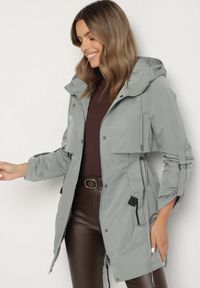 Born2be - Zielona Klasyczna Kurtka Parka z Kapturem i Ściągaczem w Talii Tulasira. Okazja: na co dzień. Typ kołnierza: kaptur. Kolor: zielony. Materiał: jeans. Styl: klasyczny #3