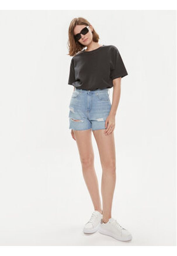 Calvin Klein Jeans Szorty jeansowe J20J222803 Niebieski Mom Fit. Kolor: niebieski. Materiał: jeans, bawełna