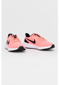 Nike Kids - Buty dziecięce Revolution 5. Nosek buta: okrągły. Zapięcie: sznurówki. Kolor: różowy. Materiał: guma. Model: Nike Revolution