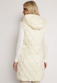 Born2be - Jasnobeżowa Pikowana Kamizelka z Kapturem Nomppe. Typ kołnierza: kaptur. Kolor: beżowy #4