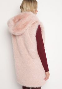 Born2be - Różowa Futerkowa Kamizelka z Kapturem o Prostym Kroju Sinthira. Okazja: na co dzień. Typ kołnierza: kaptur. Kolor: różowy. Materiał: jeans. Styl: casual, elegancki #2