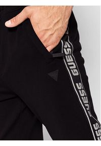 Guess Spodnie dresowe Z2YB19 K6ZS1 Czarny Regular Fit. Kolor: czarny. Materiał: dresówka, bawełna