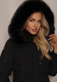 Renee - Czarna Taliowana Kurtka z Pikowanymi Przeszyciami i Kapturem z Futerkiem Tintelira. Kolor: czarny. Materiał: futro. Styl: klasyczny, elegancki