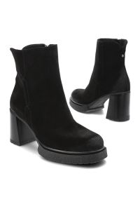 Czarne Botki Armodo Stylowe Obuwie Damskie Na Obcasie. Okazja: na co dzień. Kolor: czarny. Materiał: zamsz. Szerokość cholewki: normalna. Obcas: na obcasie. Styl: elegancki. Wysokość obcasa: średni #4