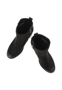 Czarne Botki Marco Tozzi Modne Obuwie Damskie. Okazja: na co dzień. Kolor: czarny. Materiał: jeans, syntetyk, futro, zamsz. Obcas: na obcasie. Styl: casual, elegancki. Wysokość obcasa: średni #3
