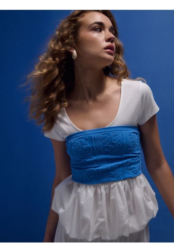 Sinsay - Koszulka z wiskozą z ozdobną falbaną - kremowy. Kolor: kremowy. Materiał: wiskoza