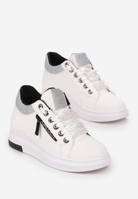 Born2be - Białe Sneakersy na Niskim Koturnie z Brokatem Dalisva. Nosek buta: okrągły. Zapięcie: sznurówki. Kolor: biały. Materiał: materiał. Obcas: na koturnie. Wysokość obcasa: średni