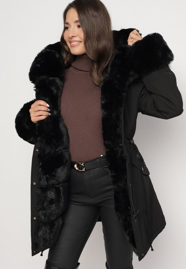 Born2be - Czarna Kurtka Parka z Ozdobnym Futerkiem Ikhana. Kolor: czarny. Materiał: futro