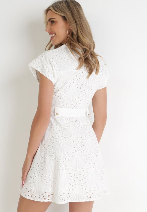 Born2be - Biała Koszulowa Sukienka Haftowana z Wiązanym Paskiem Tireah. Kolor: biały. Materiał: tkanina, materiał. Wzór: haft. Typ sukienki: koszulowe