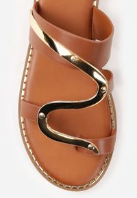 Born2be - Jasnobrązowe Klapki Japonki z Paskiem na Palec i Metaliczną Ozdobą Qhesith. Okazja: na co dzień. Kolor: brązowy. Materiał: jeans, len. Wzór: aplikacja. Sezon: lato. Styl: casual, elegancki #6