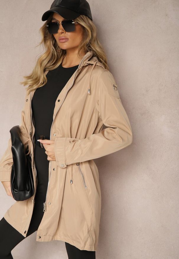 Renee - Beżowa Kurtka Parka Ściągana w Talii Troczkiem z Odpinanym Kapturem Fessiania. Okazja: na spotkanie biznesowe, na co dzień. Kolor: beżowy. Materiał: jeans. Styl: biznesowy, elegancki, casual