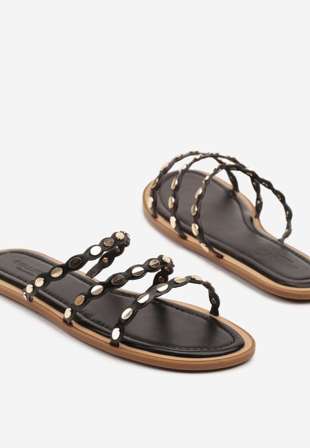 Renee - Czarne Klapki Ozdobione Metalicznymi Aplikacjami Linuriela. Okazja: na co dzień, na spacer. Kolor: czarny. Materiał: wiskoza, jeans. Wzór: aplikacja. Sezon: lato. Styl: casual, elegancki