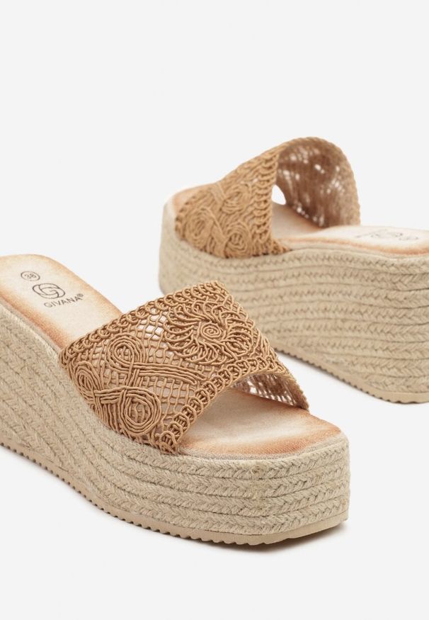 Born2be - Ciemnobeżowe Klapki na Plecionym Koturnie w Stylu Boho Sonadora. Okazja: na imprezę, na co dzień. Kolor: beżowy. Sezon: lato. Obcas: na koturnie. Styl: boho