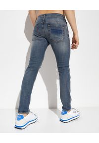 Versace Jeans Couture - VERSACE JEANS COUTURE - Jeansy z przetarciami. Kolor: niebieski. Wzór: aplikacja #4