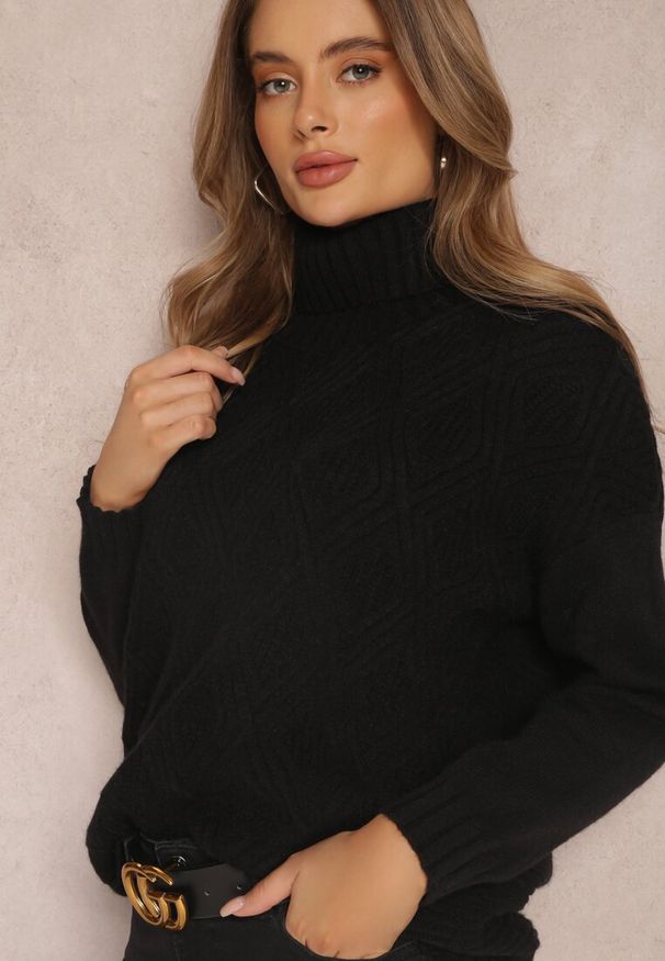 Renee - Czarny Golf Aldeimon. Okazja: na co dzień, na spotkanie biznesowe, do pracy. Typ kołnierza: golf. Kolor: czarny. Materiał: dzianina, jeans. Długość rękawa: długi rękaw. Długość: długie. Styl: elegancki, biznesowy, casual