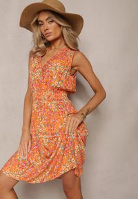 Renee - Pomarańczowa Rozkloszowana Sukienka z Wiskozy Midi w Kwiaty z Kopertową Górą Pervia. Okazja: na imprezę. Kolor: pomarańczowy. Materiał: wiskoza. Wzór: kwiaty. Sezon: lato. Typ sukienki: kopertowe. Długość: midi #3