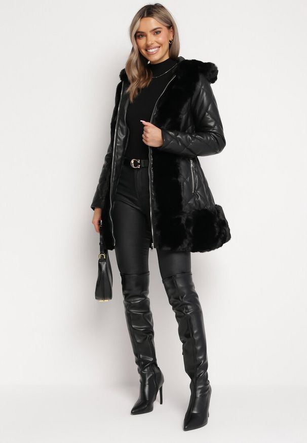 Born2be - Czarna Pikowana Kurtka z Kapturem Wiązana Paskiem Ozdobiona Sztucznym Futerkiem Sagure. Typ kołnierza: kaptur. Kolor: czarny. Materiał: futro. Wzór: aplikacja