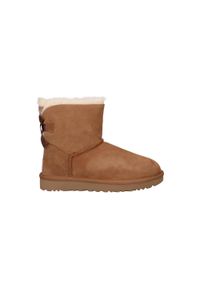 Ugg - Buty damskie śniegowce UGG Mini Bailey Bow II - 1016501-CHE. Kolor: brązowy, beżowy, wielokolorowy. Materiał: zamsz. Sport: turystyka piesza #1
