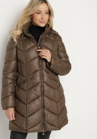 Born2be - Brązowa Pikowana Kurtka o Taliowanym Kroju z Kapturem i Futrzaną Podszewką Emithalla. Okazja: na co dzień. Typ kołnierza: kaptur. Kolor: brązowy. Materiał: futro. Długość rękawa: długi rękaw. Długość: długie. Styl: klasyczny, casual, elegancki #1