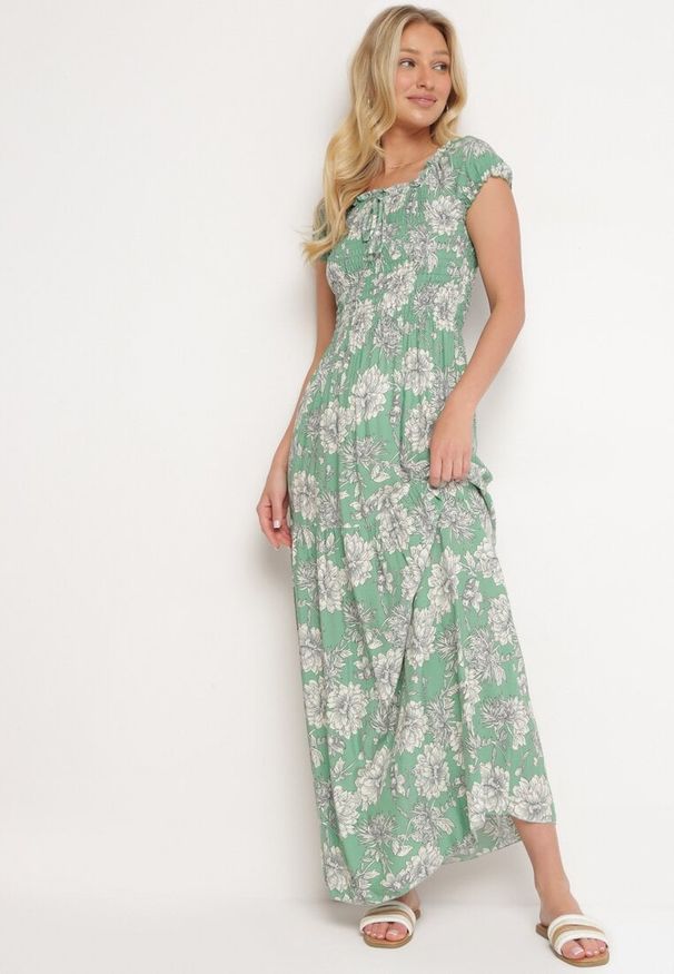 Born2be - Zielona Sukienka z Wiskozy Typu Hiszpanka z Marszczonym Dekoltem Yelbia. Typ kołnierza: dekolt hiszpanka. Kolor: zielony. Materiał: wiskoza. Wzór: kwiaty