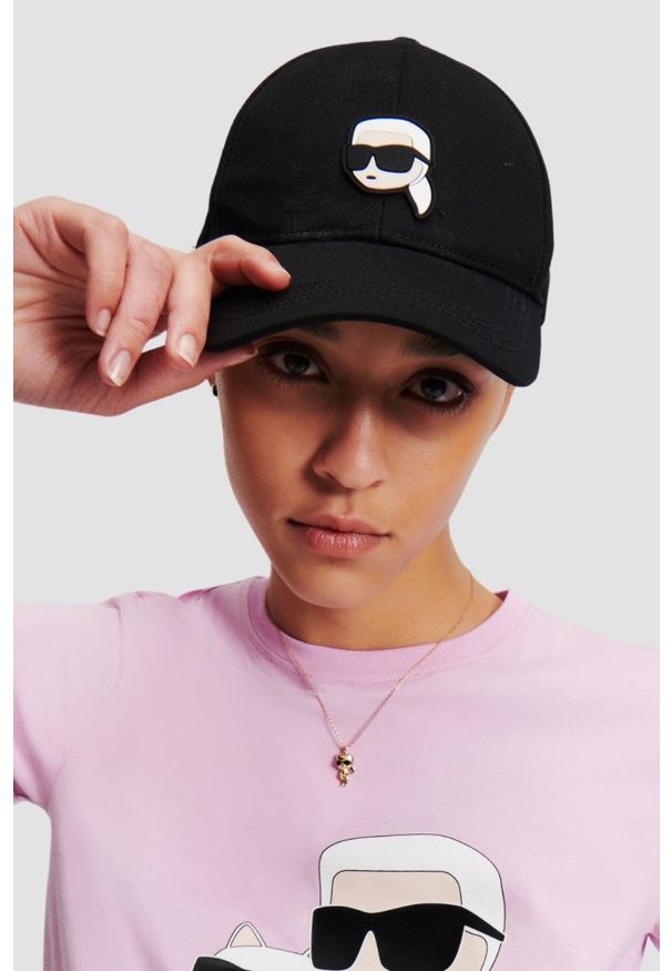 Karl Lagerfeld - KARL LAGERFELD Czarna czapka z daszkiem Ikon Cap. Kolor: czarny. Materiał: bawełna, guma. Styl: elegancki