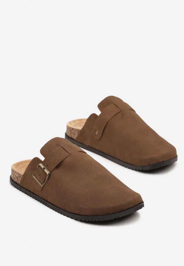 Renee - Brązowe Klapki Chodaki Ozdobione Klamrami Uliandora. Okazja: na co dzień. Kolor: brązowy. Materiał: jeans. Wzór: aplikacja. Styl: casual