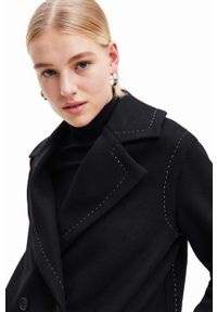 Desigual płaszcz 23WWEWAU WOMAN WOVEN OVERCOAT damski kolor czarny przejściowy dwurzędowy. Kolor: czarny. Materiał: włókno, materiał. Styl: klasyczny #4