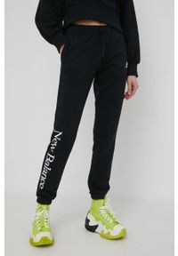 New Balance spodnie dresowe damskie kolor czarny z nadrukiem. Kolor: czarny. Materiał: dresówka. Wzór: nadruk